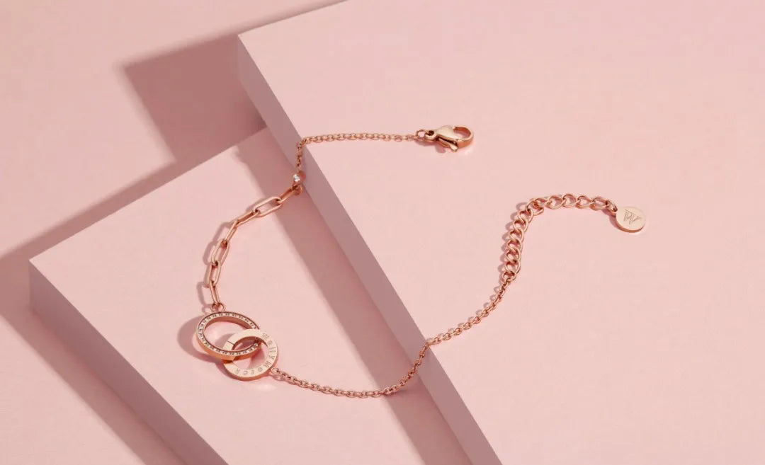 Elegant Interlocking Ring Bracelet Gold-Toned Chain with Rhinestone Encrusted & Plain Ring Delicate Fashion Accessory for Women