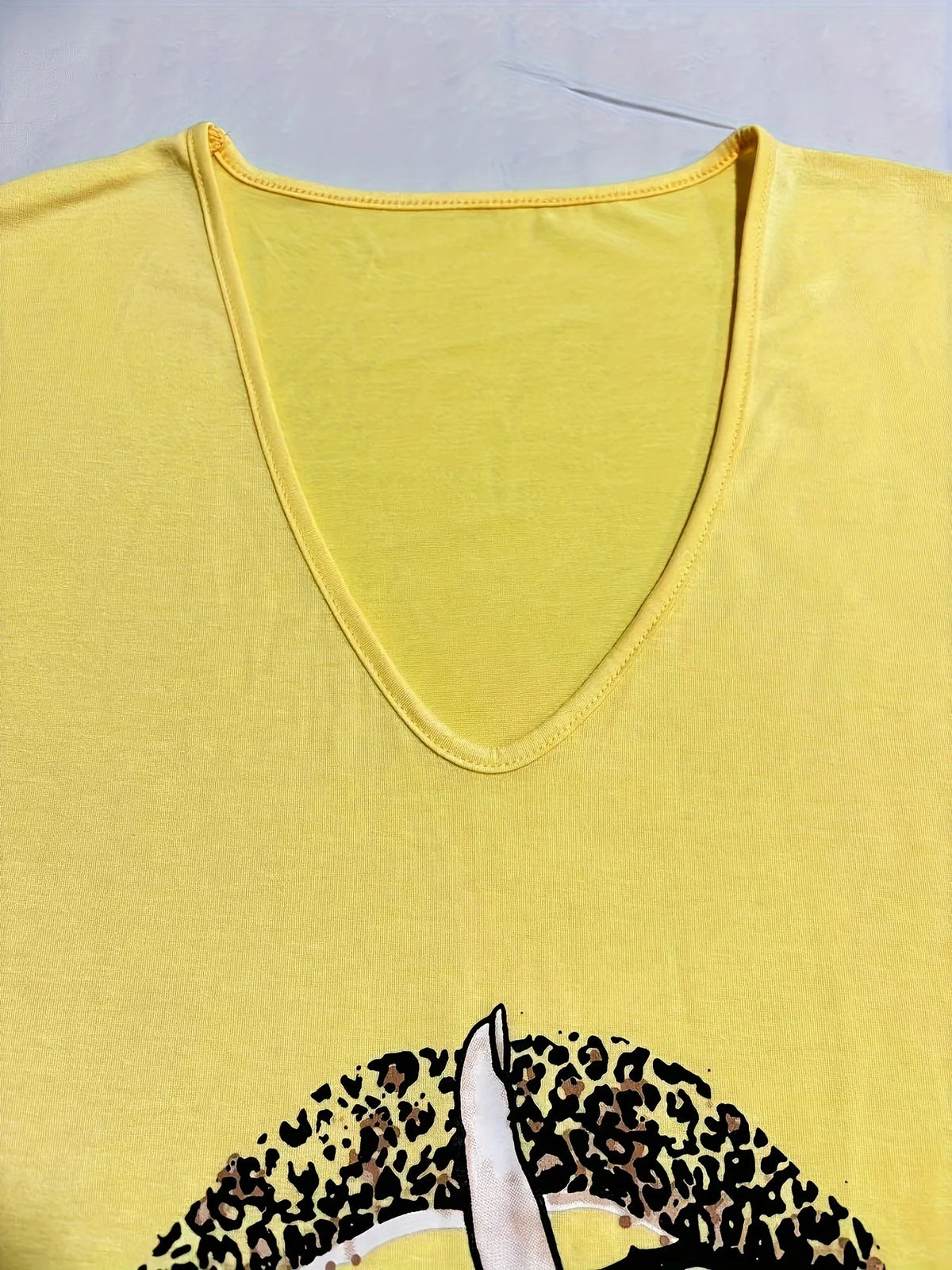 Plus size women's leopard print lips hand gesture print V-neck T-shirt loose curved hem short sleeve casual commute short sleeve top