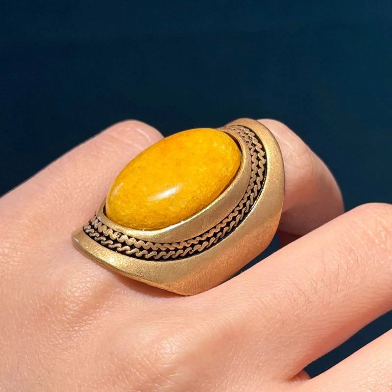 Vintage Luxury Smooth Egg Shape Natural Stone Yellow Rings For Women Copper Material Micro Inlaid French Retro Jewelry Wedding Accessories 2026