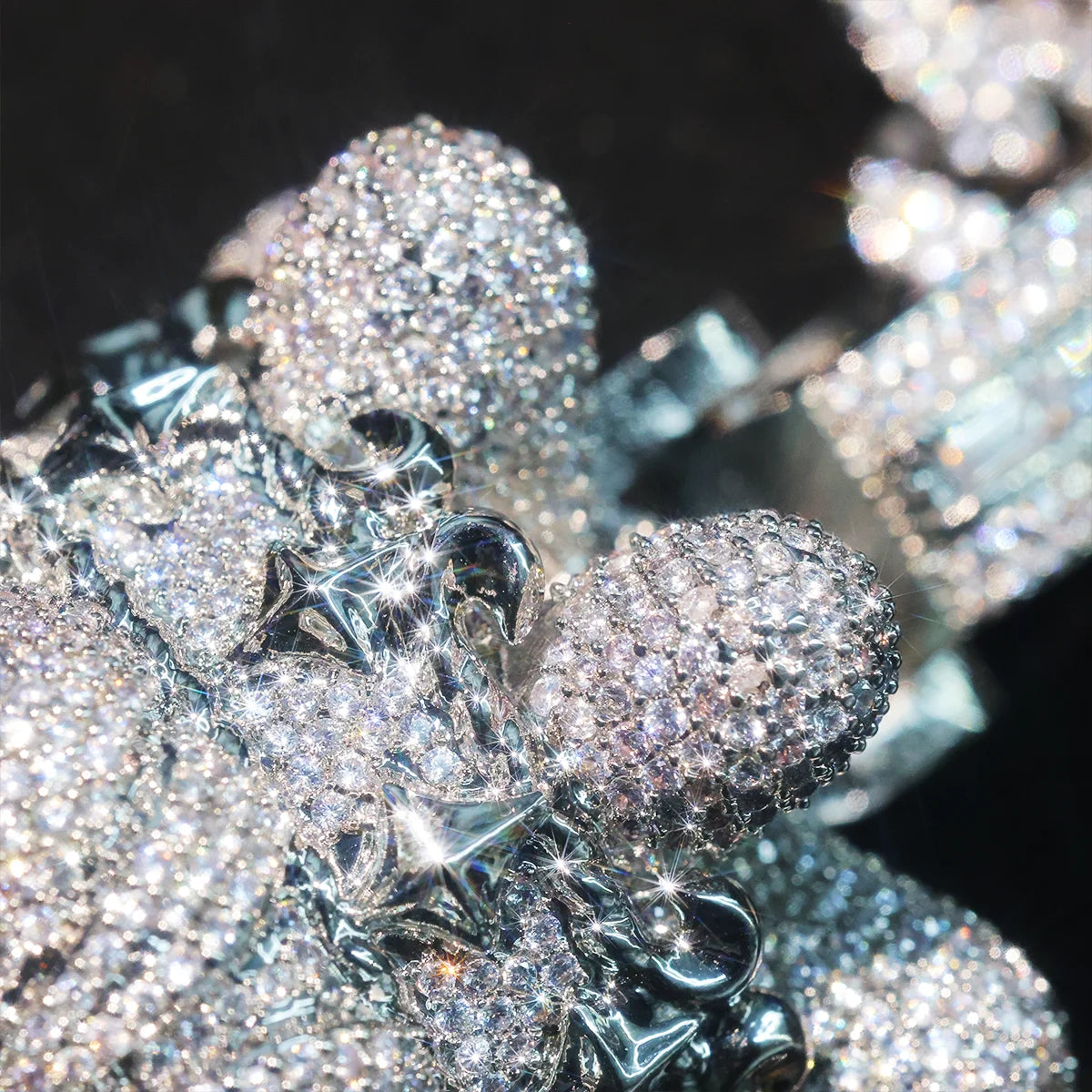 Iced Out Lion Head With Crown Pendant Micro Pave Cubic Zirconia 18K Gold Plated Hip Hop Jewelry Bling 3D Roaring Lion Medallion Mens Street Rap Cuban Chain Necklace Accessories Full Diamond Luxury Charm Fine Jewelry Gifts for